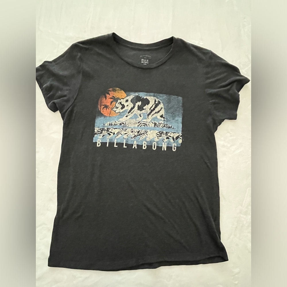 Billabong bear graphic women’s tee in Faded black/gray size L